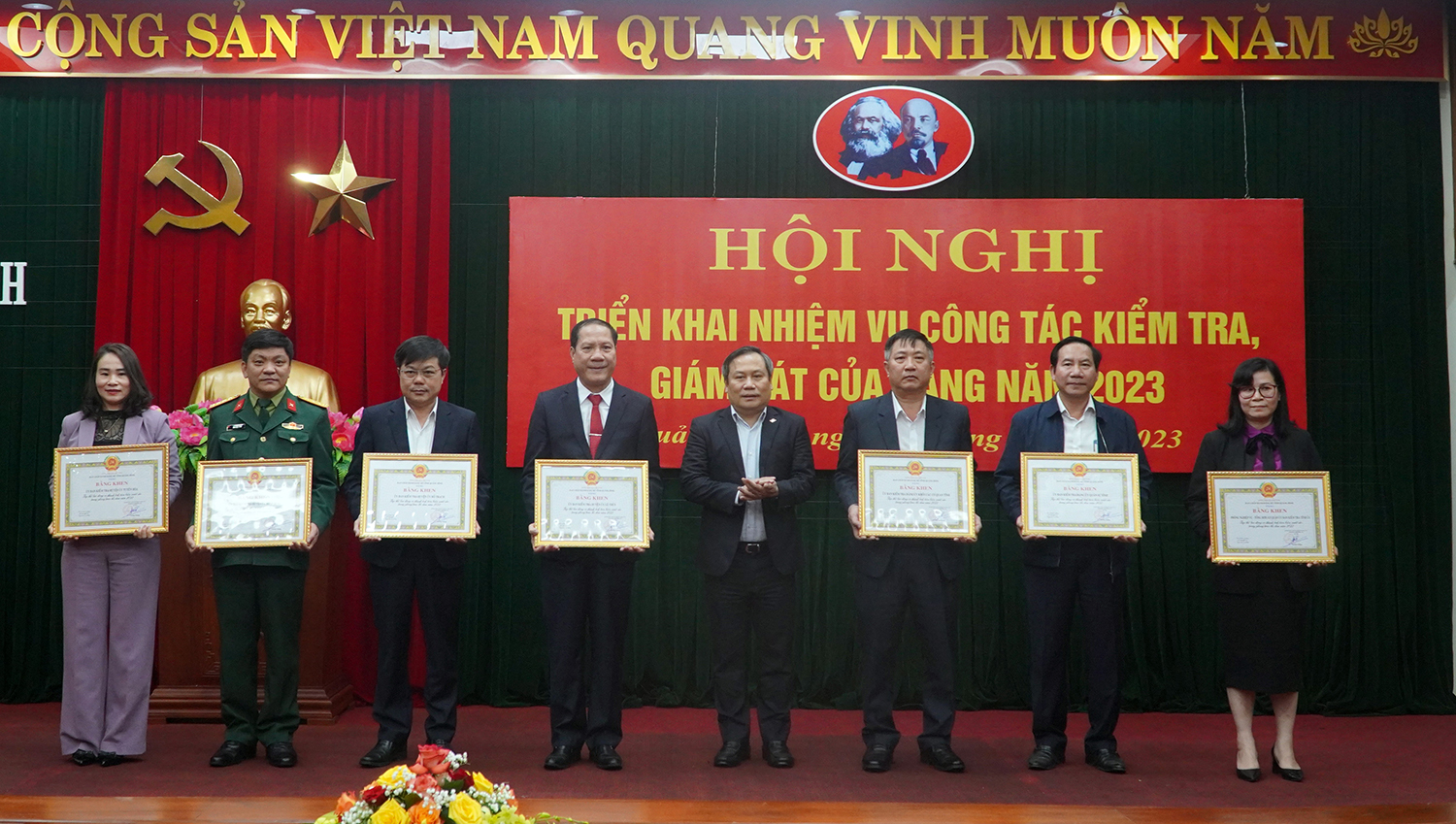 Đồng chí Bí thư Tỉnh ủy Vũ Đại Thắng trao Bằng khen của Ban Thường vụ Tỉnh ủy cho các tập thể
