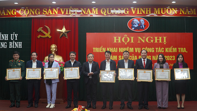 Đồng chí Bí thư Tỉnh ủy Vũ Đại Thắng trao Bằng khen của Ban Thường vụ Tỉnh ủy cho các cá nhân