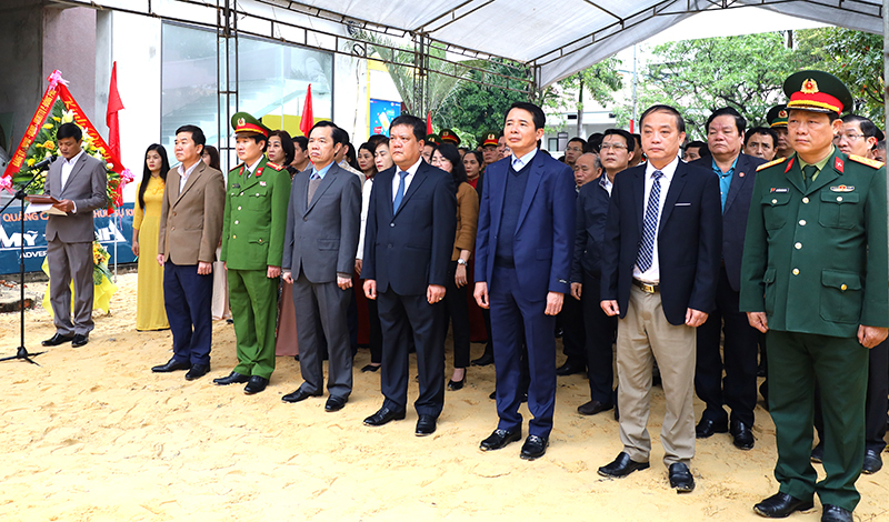 Các đại biểu dành thời gian tưởng nhớ về công lao của những người đi trước, ôn lại truyền thống vẻ vang của Đảng bộ.