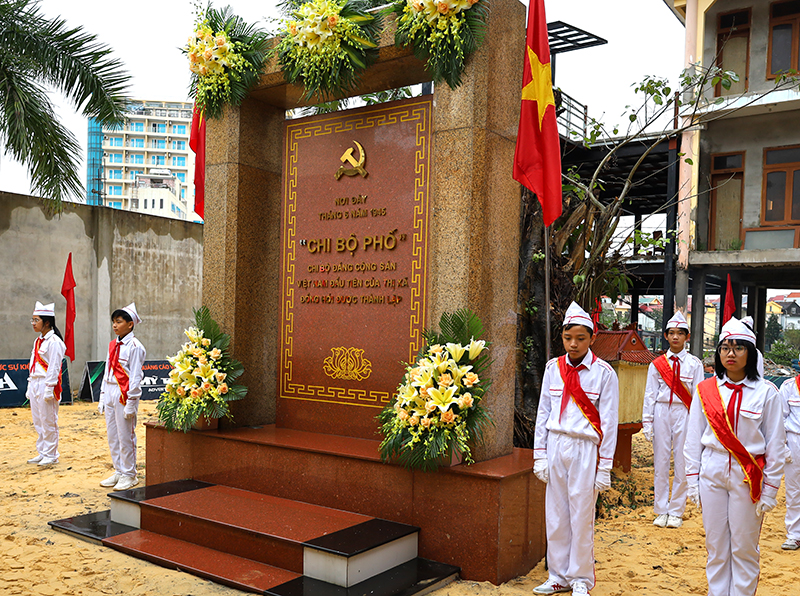 Bia di tích “Chi bộ Phố” (số 50 đường Quang Trung, thuộc phường Đồng Hải, TP. Đồng Hới).