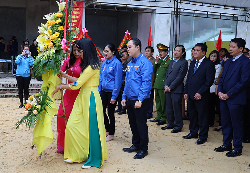 Đại diện thế hệ trẻ dâng hoa.