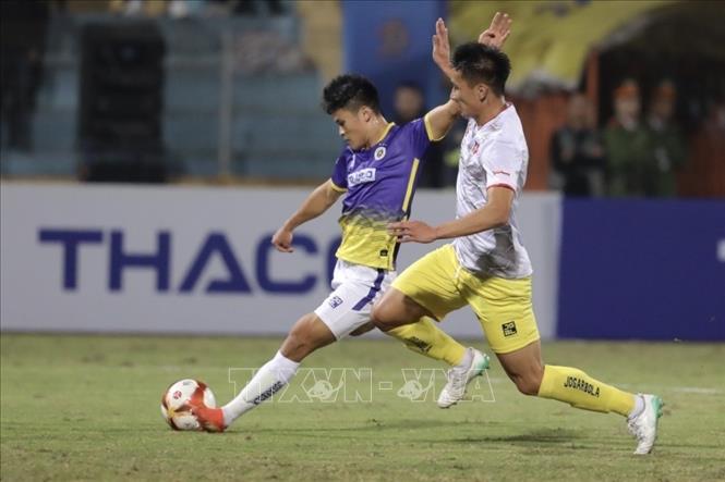 Chiều 29/1/2023, trên sân vận động Hàng Đẫy (Hà Nội) diễn ra trận đấu tranh Siêu cúp bóng đá Quốc gia - Cúp THACO năm 2022 giữa CLB Hà Nội (áo tím) và CLB Hải Phòng (áo trắng). Ảnh: Minh Quyết/TTXVN