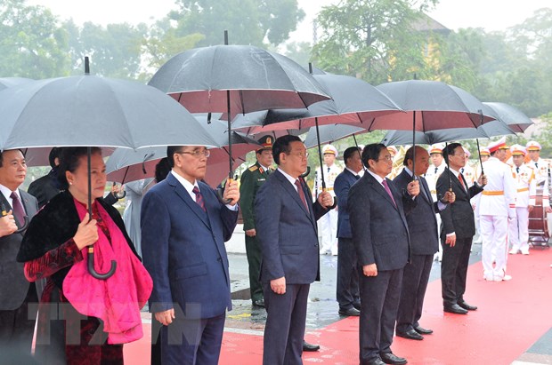Các đồng chí lãnh đạo, nguyên lãnh đạo Đảng, Nhà nước tưởng niệm các Anh hùng, liệt sỹ. (Ảnh: Minh Đức/TTXVN)