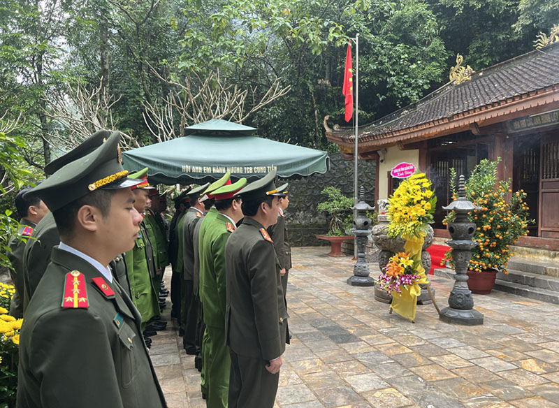 Đảng ủy, lãnh đạo Công an tỉnh dâng hương Đền tưởng niệm các anh hùng, liệt sỹ đường 20 Quyết Thắng.