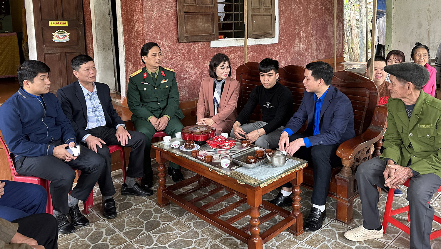 Các đồng chí lãnh đạo Tỉnh đoàn và Hội LHPN tỉnh động viên tân binh và gia đình nỗ lực vượt qua khó khăn, hoàn thành xuất sắc nhiệm vụ được giao