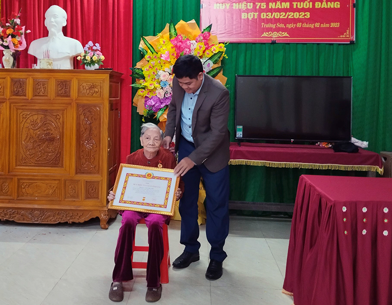 Đảng bộ xã Trường Sơn (Quảng Ninh) trao tặng Huy hiệu 75 tuổi Đảng cho đảng viên Cao Thị Anh, chi bộ thôn Liên Xuân.