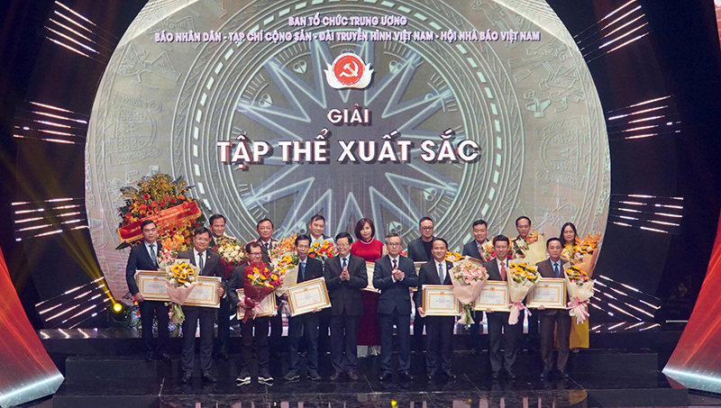 Ban Tổ chức khen thưởng các tập thể 