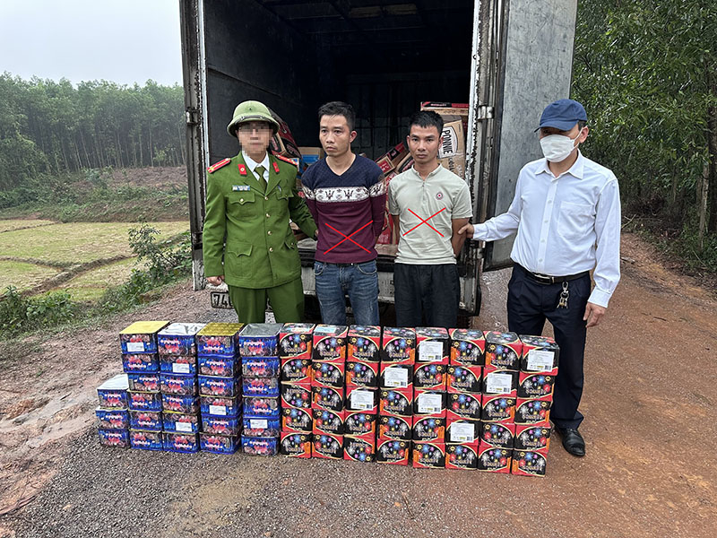 2 đối tượng Nguyễn Văn Hân và Nguyễn Văn Bằng cùng tang vật là 102,6 kg pháo hoa nổ.