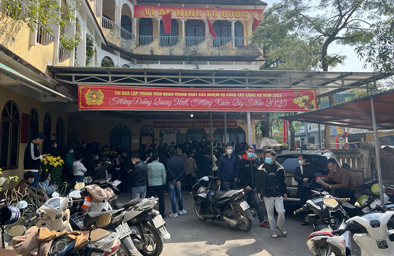 Số lượng người dân trực tiếp đến làm hộ chiếu phổ thông, giấy thông hành biên giới tăng đột biến vào dịp sau Tết Nguyên đán Quý Mão.