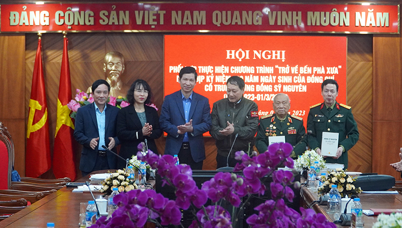 Đại diện gia đình Trung tướng Đồng Sỹ Nguyên đã trao tặng sách cho tỉnh và Binh đoàn 12