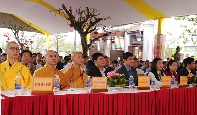 Các đồng chí lãnh đạo tỉnh tham dự lễ hội.