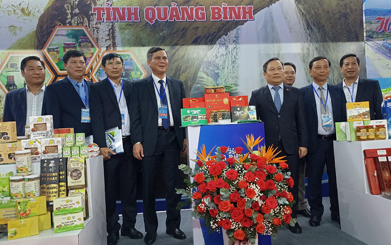 Các đồng chí lãnh đạo tỉnh chụp ảnh lưu niệm tại gian hàng trưng bày sản phẩm OCOP và sản phẩm nông nghiệp tiêu biểu của tỉnh