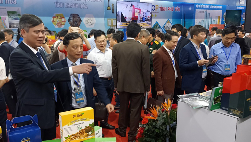 Các gian hàng trưng bày tại hội nghị thu hút sự chú ý của đông đảo đại biểu