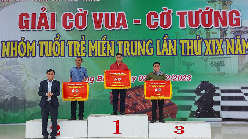 Ban tổ chức trao giải toàn đoàn cho các đơn vị đoạt giải