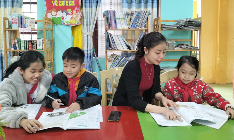Cô Võ Trần Thanh Nhã và các em trong đội tuyển tiếng Anh cùng nhau ôn bài.