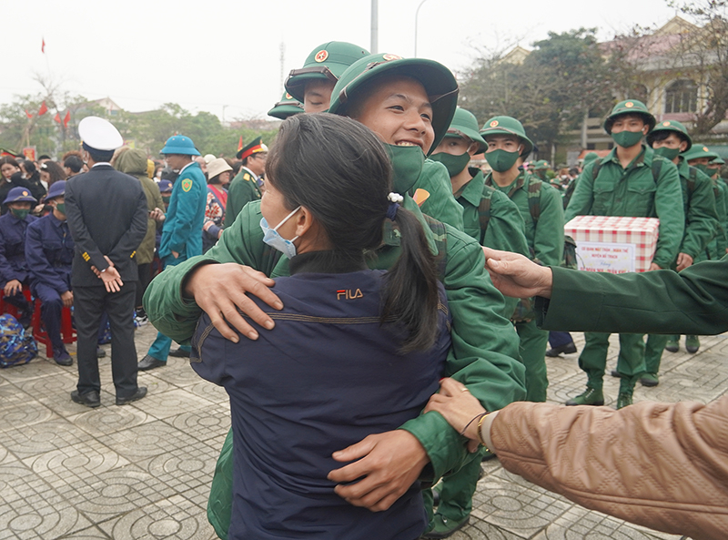  Giây phút chia tay giữa tân binh và người thân trước giờ lên đường nhận nhiệm vụ.