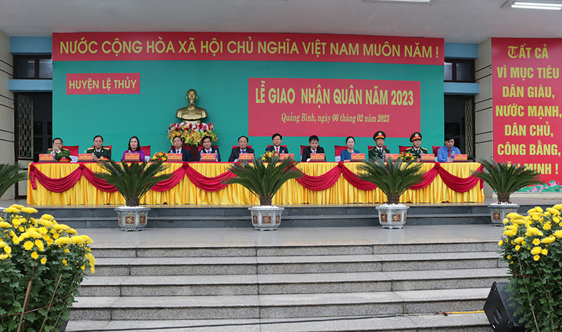 Các đại biểu dự lễ giao nhận quân.