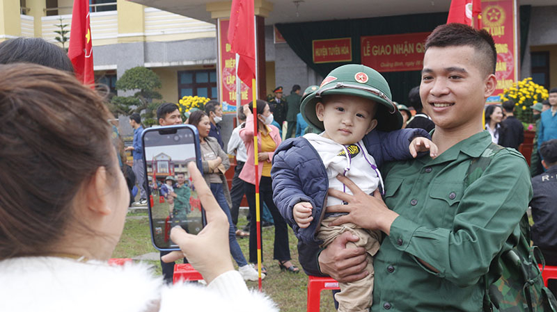 Tân binh lưu giữ khoảnh khắc bên gia đình trước lúc lên đường thực hiện nhiệm vụ.