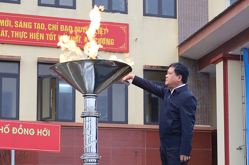 Đồng chí Bí thư Thành ủy Đồng Hới Trần Phong thắp lửa truyển thống tại buổi lễ giao nhận quân 2023.