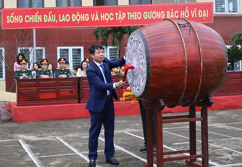 Chủ tịch UBND thành phố Hoàng Ngọc Đan đánh trống, mở hội giao quân.
