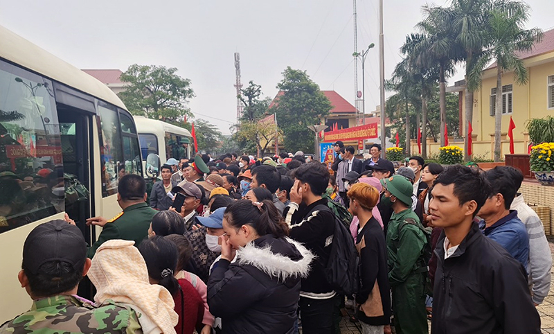 Chia tay bạn bè, người thân, các tân binh huyện Quảng Ninh tự tin lên đường nhập ngũ, quyết tâm hoàn thành xuất sắc nhiệm vụ được giao.