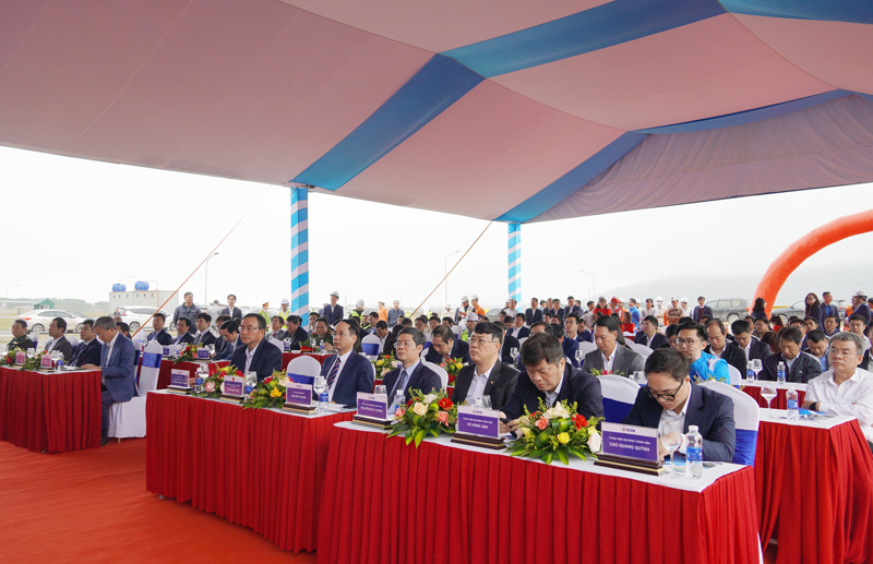 Các đại biểu tham dự buổi lễ.