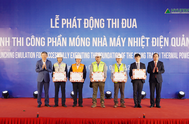 Lãnh đạo EVN tặng quà cho Ban điều hành dự án và các đơn vị thi công.