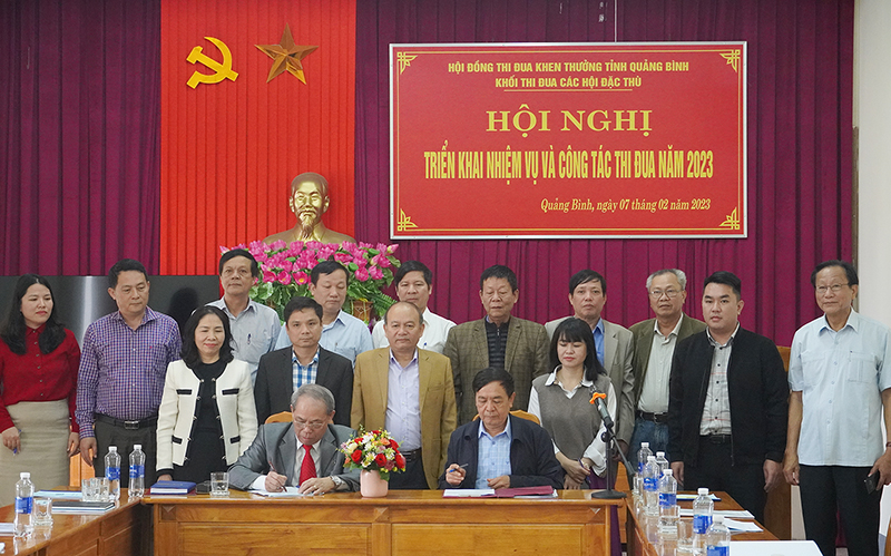 Các đơn vị ký kết giao ước thi đua năm 2023.