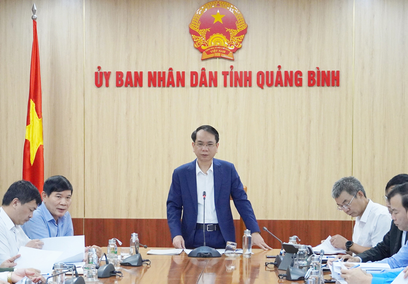 Đồng chí Phó Chủ tịch UBND tỉnh Phan Mạnh Hùng chỉ đạo các sở, ngành, địa phương liên quan đẩy nhanh tiến độ GPMB, sớm bàn giao mặt bằng cho nhà thầu thi công. phát biểu tại buổi làm việc.