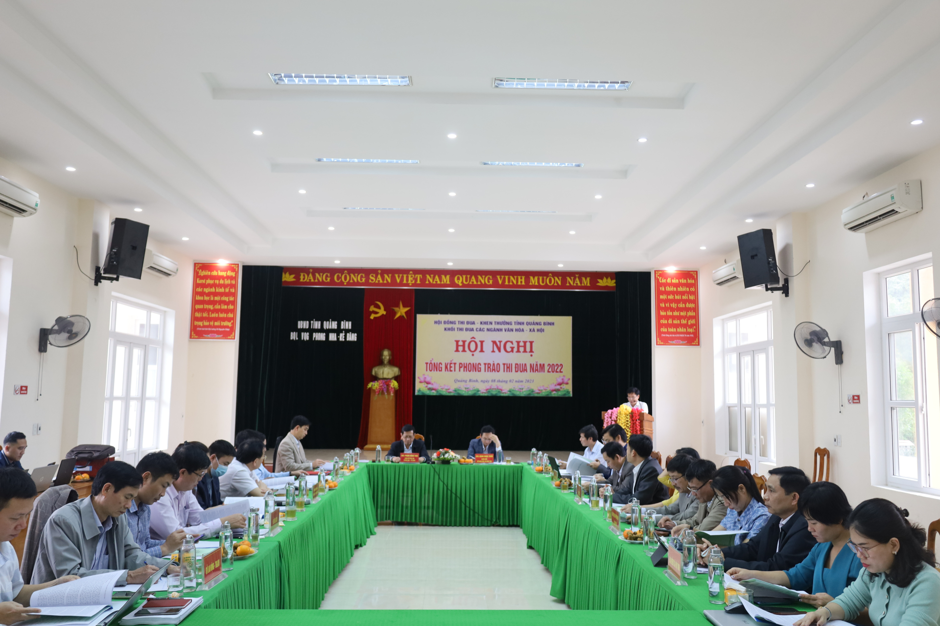 Toàn cảnh hội nghị. 