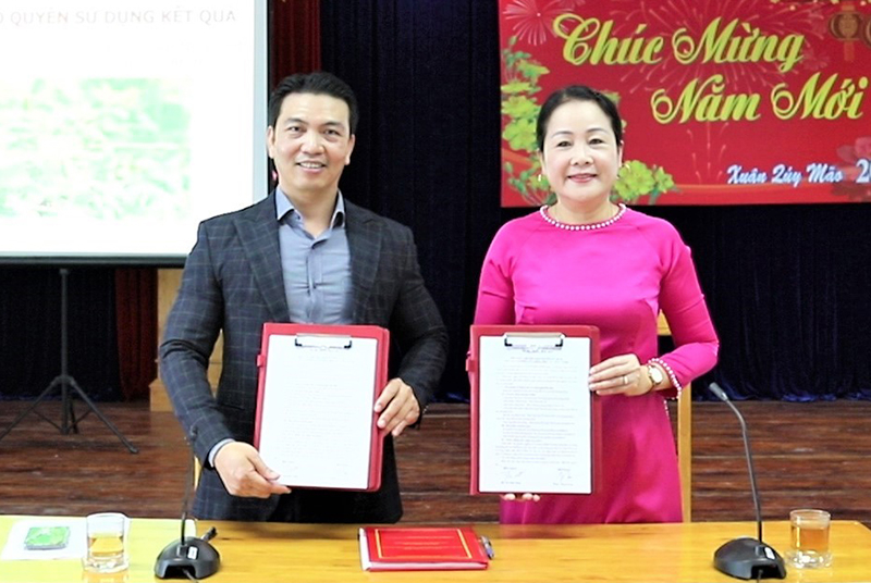 Đại diện lãnh đạo Sở KH-CN và Hội LHPN tỉnh ký kết hợp đồng chuyển giao kết quả nhiệm vụ sự nghiệp KH-CN.