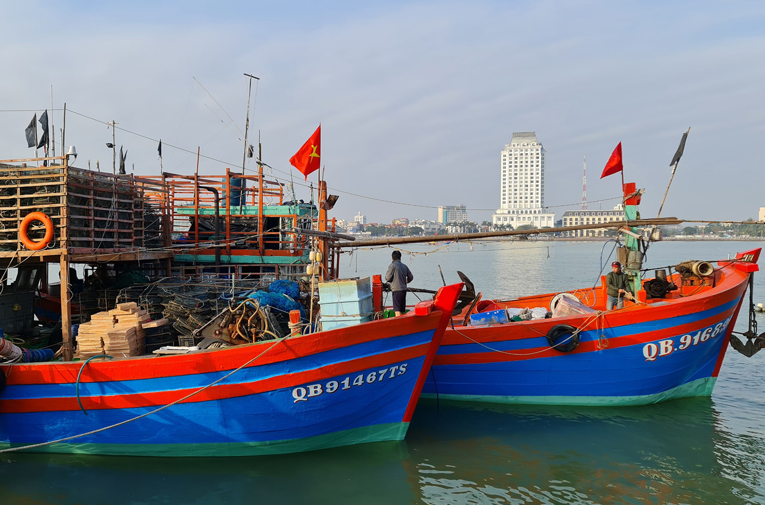 Các tàu cá đánh bắt xa bờ đang tất bật chuẩn bị hậu cần để ra khơi, bám biển.