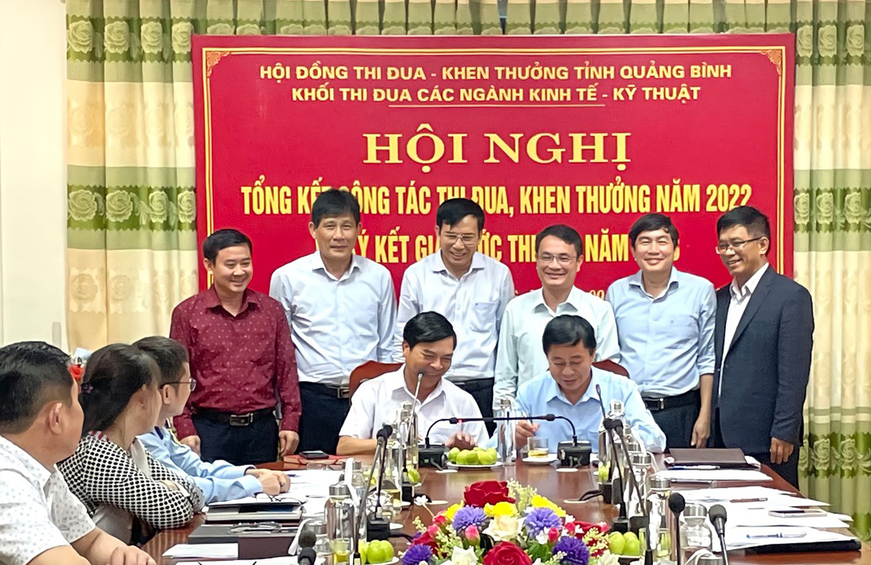 Các đơn vị thuộc Khối thi đua các ngành Kinh tế-Kỹ thuật ký giao ước thi đua năm 2023.