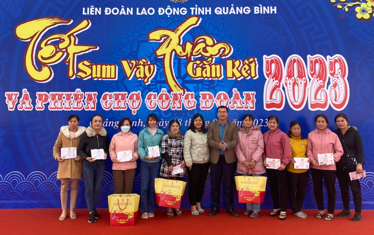 Đại diện Công đoàn Khu Kinh tế tỉnh trao quà Tết cho đoàn viên, người lao động tại Khu Công nghiệp Tây Bắc Đồng Hới.