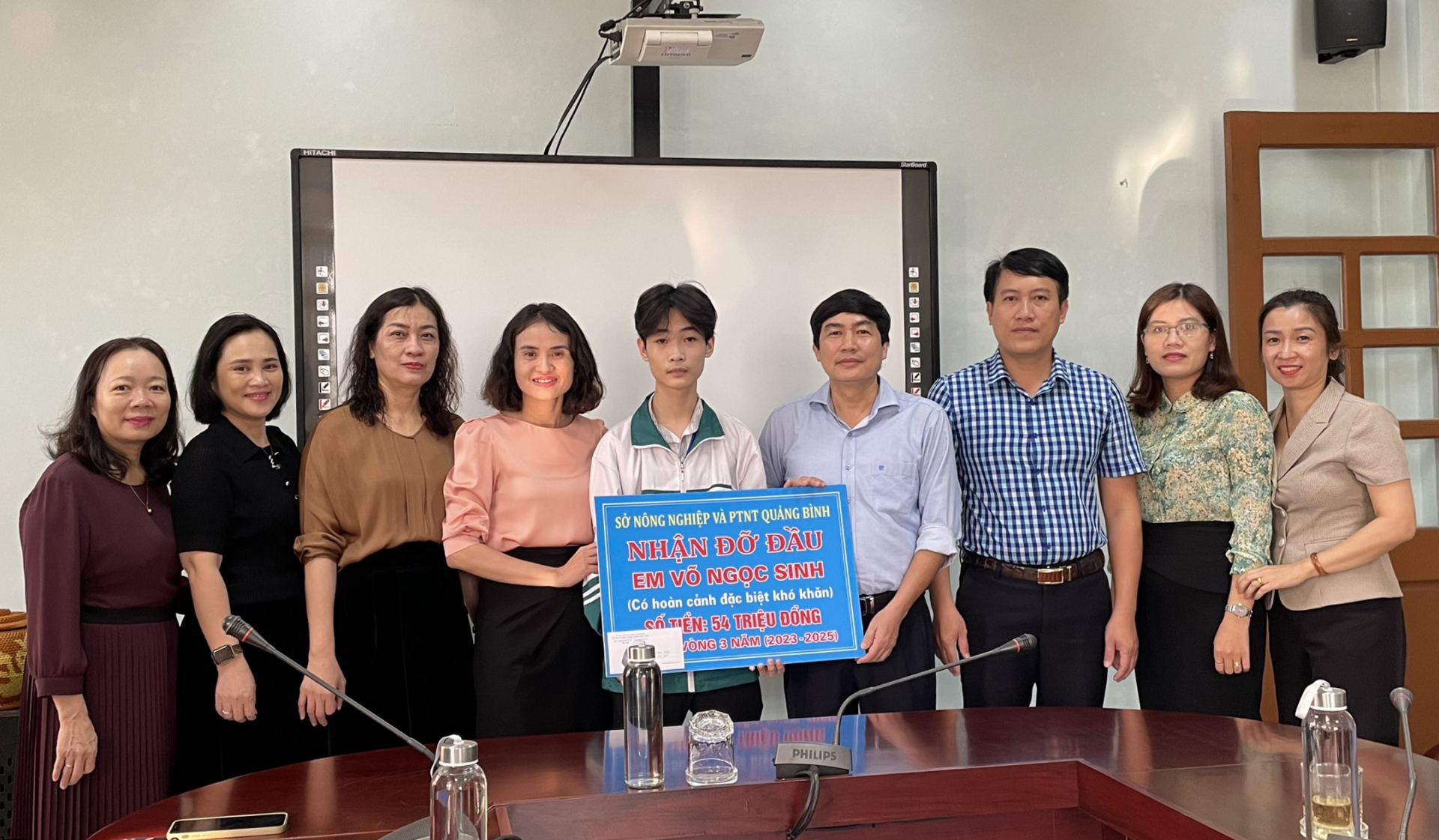 Sở Nông nghiệp và PTNT trao tiền hỗ trợ cho em Võ Ngọc Sinh.