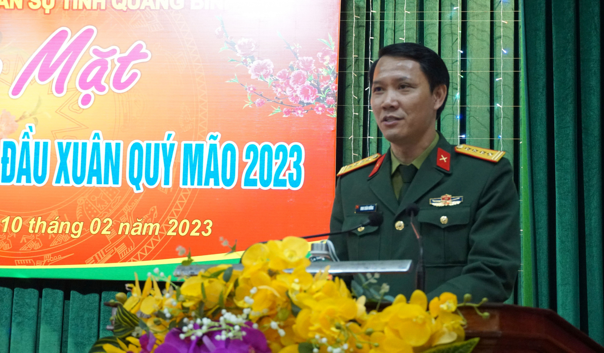 Đại tá Đinh Xuân Hướng, Chính ủy Bộ CHQS tỉnh phát biểu tại buổi gặp mặt.