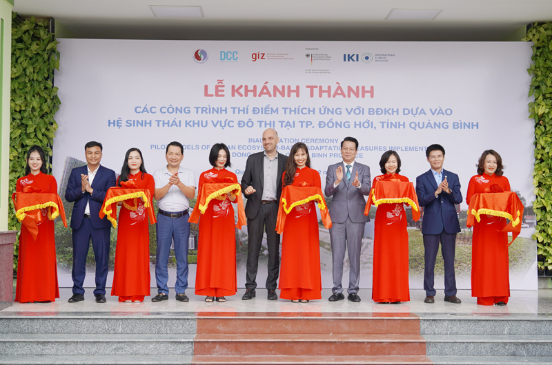 Các đại biểu cắt băng khánh thành 3 công trình thí điểm của mô hình thích ứng với biến đổi khí hậu dựa vào hệ sinh thái.