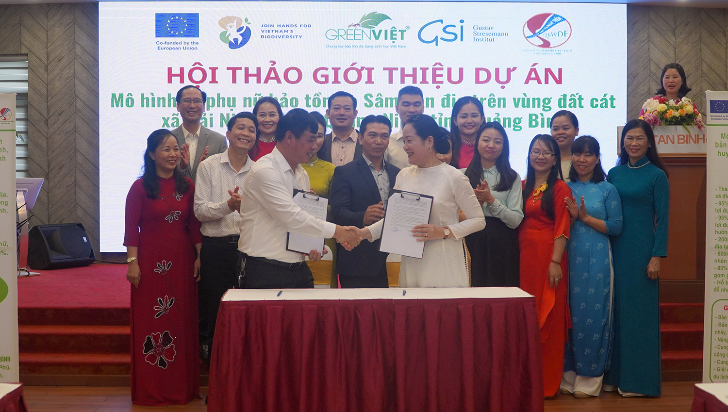 Đại diện Ban quản lý dự án ký kết thỏa thuận với chính quyền địa phương
