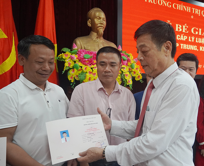 Đại diện lãnh đạo Trường Chính trị tỉnh trao bằng tốt nghiệp cho các học viên.
