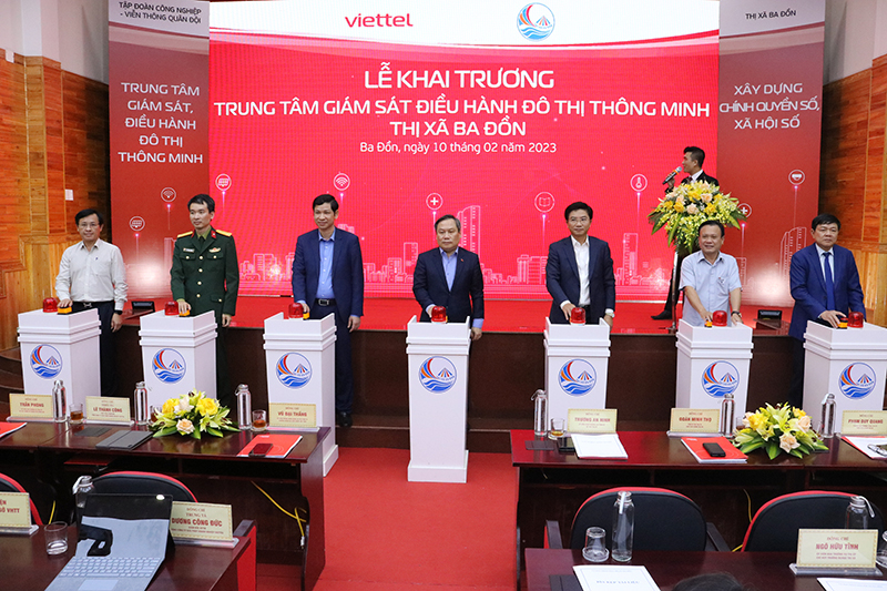 Các đại biểu nhấn nút khai trương Trung tâm giám sát, điều hành ĐTTM TX. Ba Đồn. 