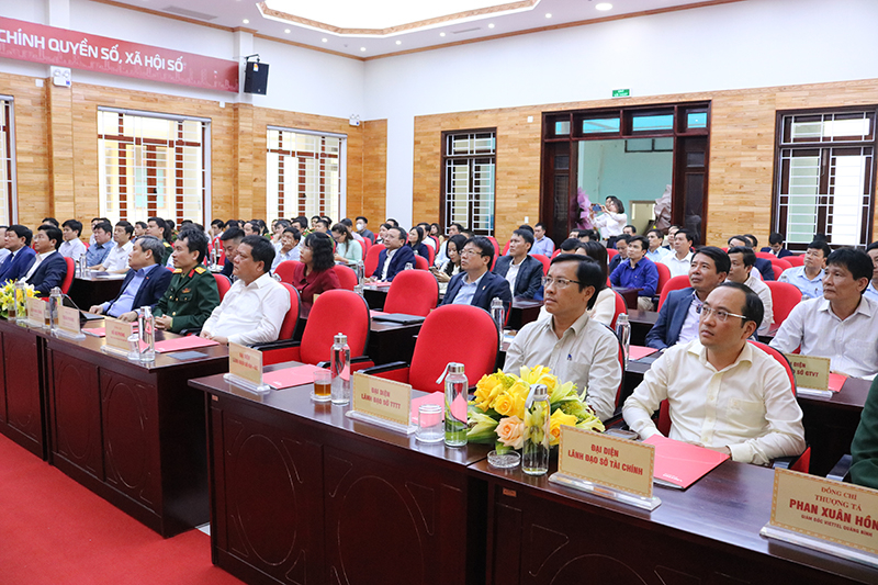 Các đại biểu tham dự lễ khai trương.