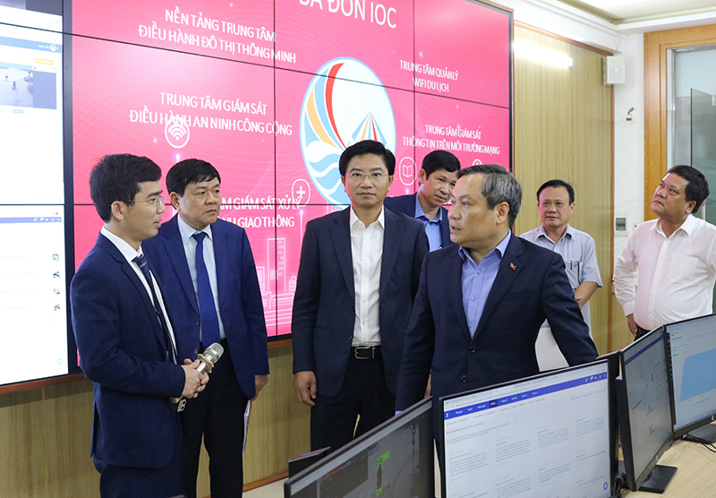 Đồng chí Bí thư Tỉnh ủy Vũ Đại Thắng tham quan, kiểm tra công tác vận hành Trung tâm giám sát điều hành ĐTTM TX. Ba Đồn. 