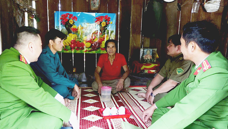 Lực lượng Công an xã thường xuyên tiếp xúc, gặp gỡ bà con dân bản.