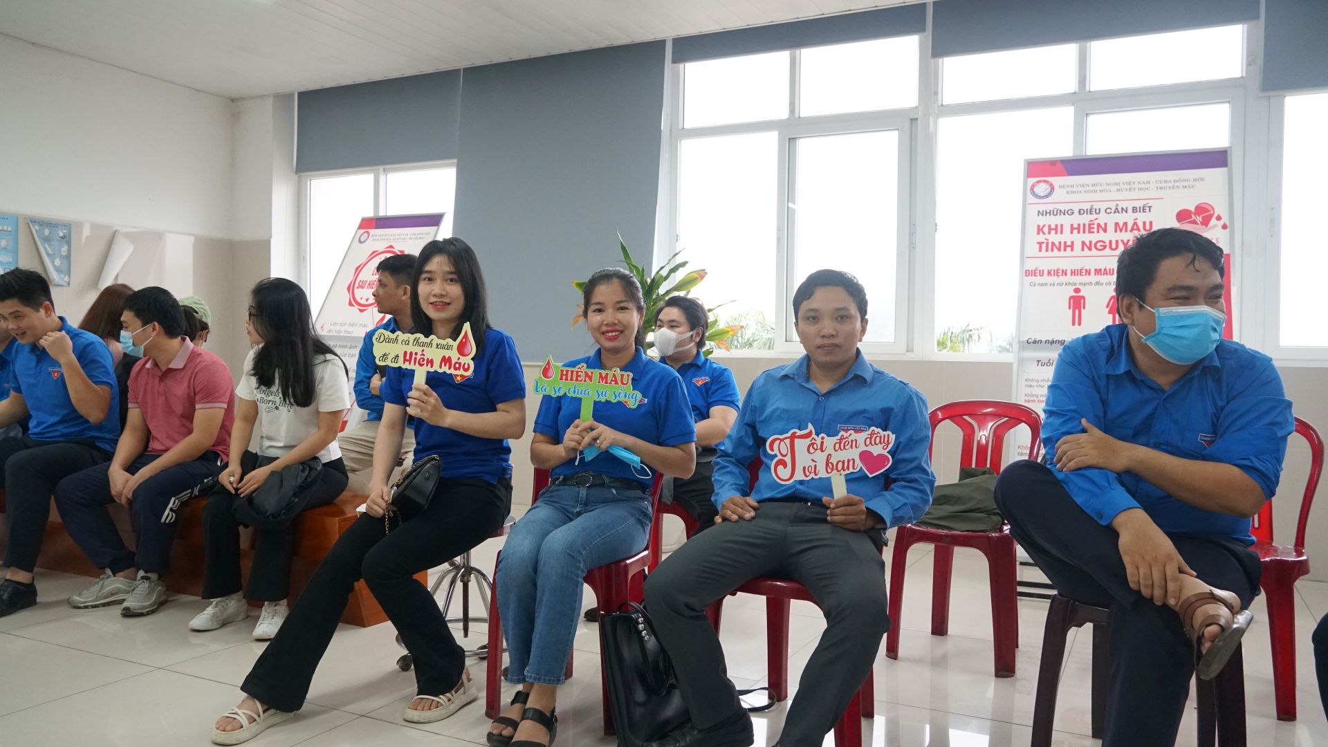 Nhiều bạn trẻ tham gia chương trình.