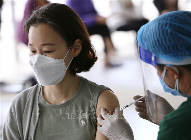 Tiêm vaccine phòng COVID-19 cho người dân. Ảnh (minh họa): TTXVN