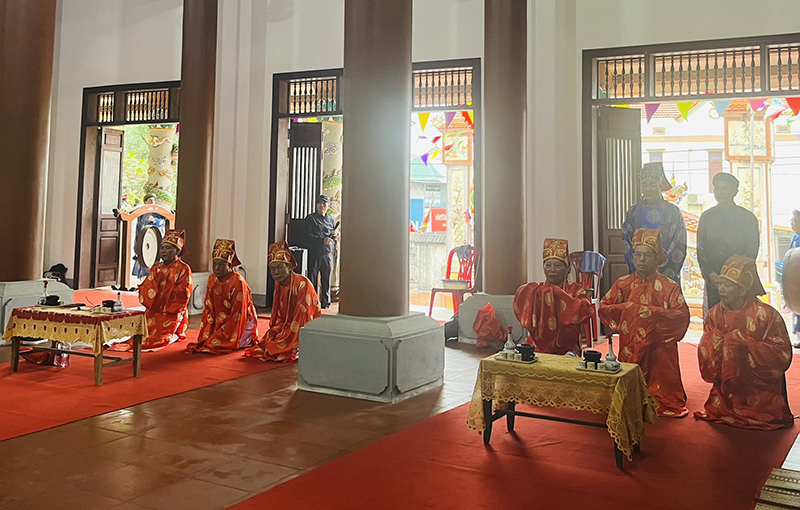 Người dân xã Nhân Trạch (Bố Trạch) tổ chức lễ cầu mùa tại đình làng, mong một năm đánh bắt thủy hải sản, mùa màng bội thu.
