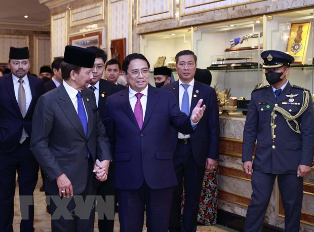 Quốc vương Hassanal Bolkiah đón Thủ tướng Phạm Minh Chính đến hội đàm. (Ảnh: Dương Giang/TTXVN)