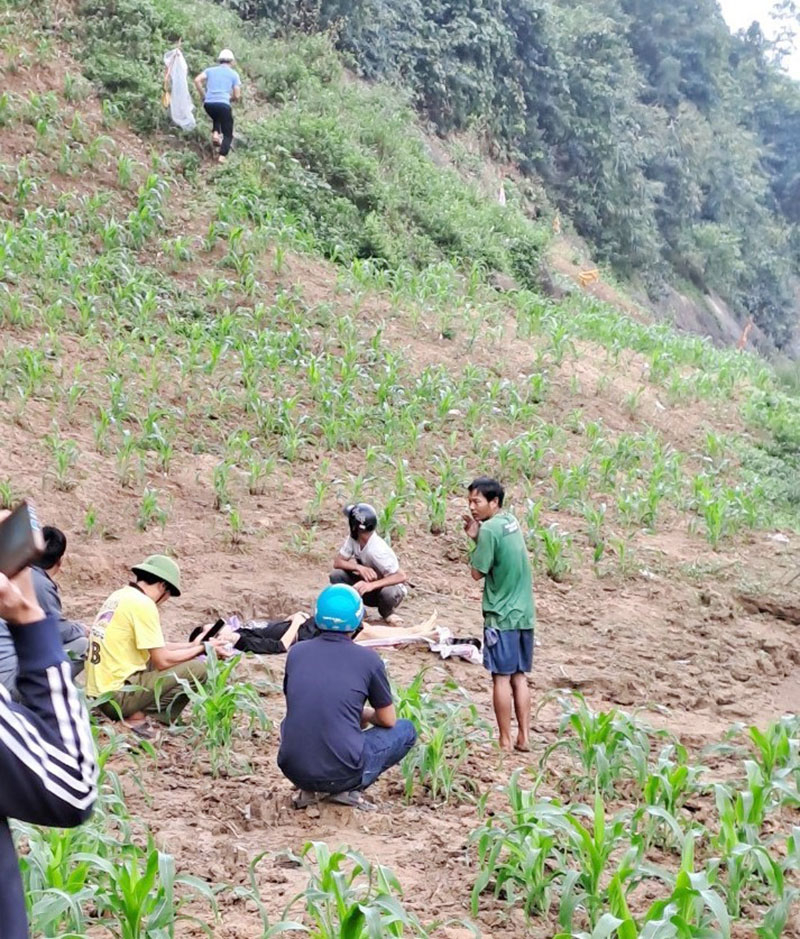 Thi thể nam sinh tử vong được đưa lên bờ. 