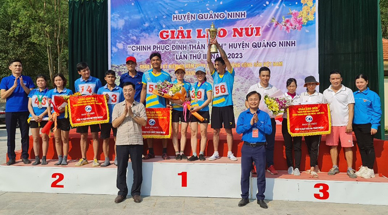 Ban tổ chức trao giải nhất, nhì, ba cho các đội đạt giải.