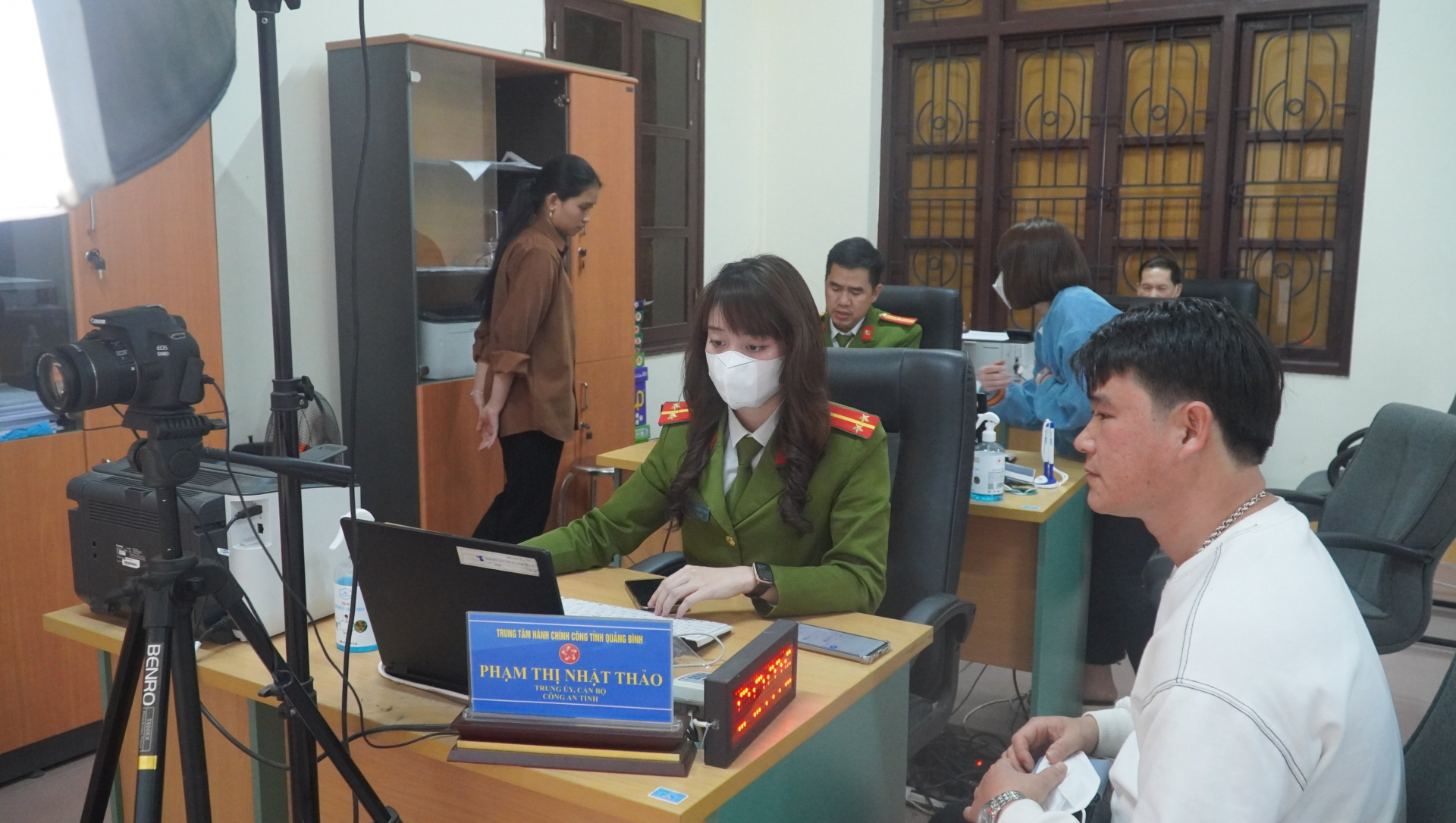  Một số dịch vụ công của lực lượng Công an, như: Cấp, cấp lại, sửa đổi, bổ sung hộ chiếu phổ thông; xác nhận số chứng minh nhân dân khi đã được cấp thẻ CCCD... đạt tỷ lệ 100%.